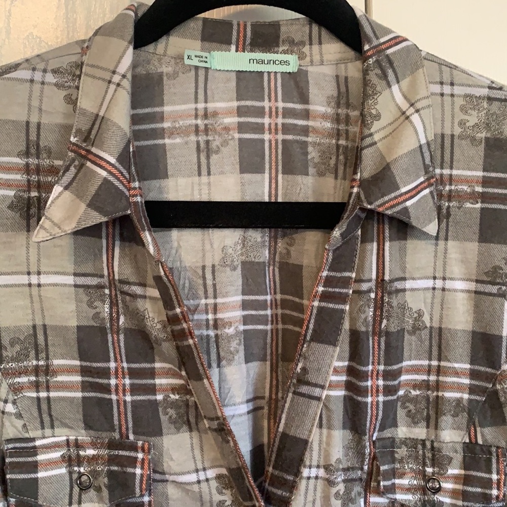 Low cut button up - Picture 2 of 4